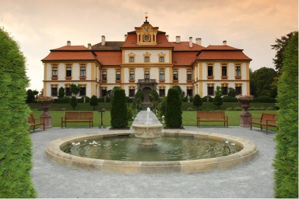 Zrestaurovaná kašna za zámkem