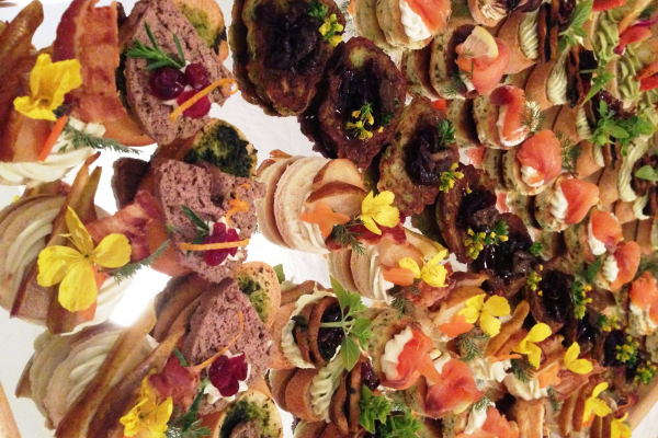 Canapes na zrcadlech